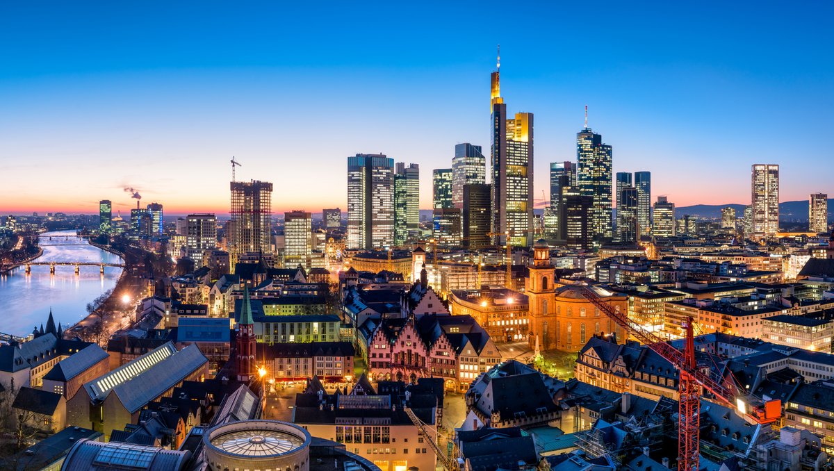 Frankfurt Skyline Abends mit A-ROSA