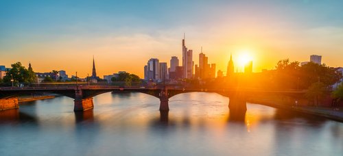 Skyline Frankfurt vom Fluss aus 